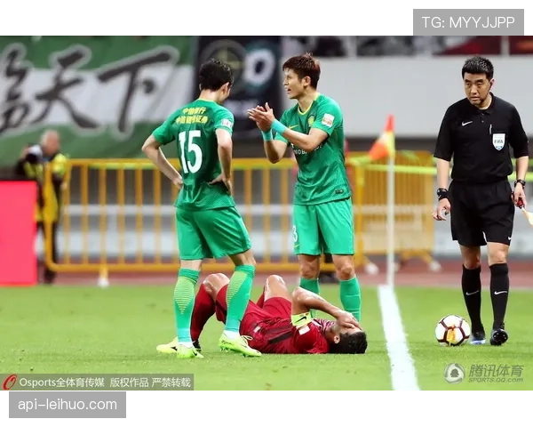 “特写:谢菲联门将三次神扑后,主帅与防守教练握拳庆祝” “特写:谢菲联门将三次神扑后,主帅与防守教练握拳庆祝”