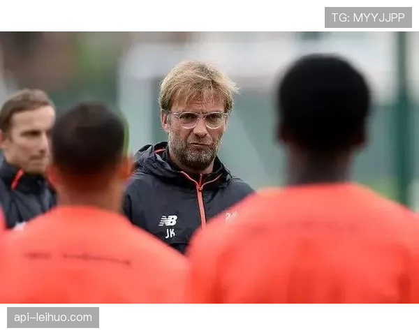 法兰克福球迷高歌助威，球队随即打出连续三脚传递的经典反击